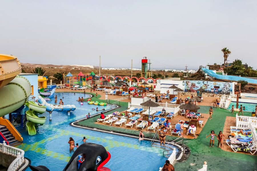 Aquapark Costa Teguise: Entrance Ticket - Facilities on the ground: sunbeds, toilets, showers, and the windy towel reality