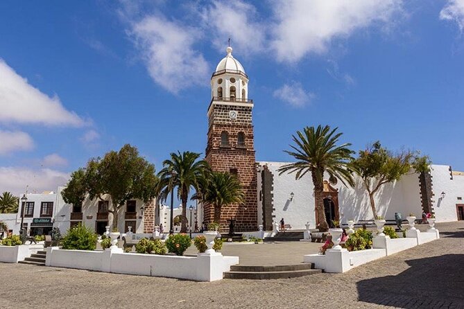 César Manrique: Northern Lanzarote Guided Tour - Guides and pace: why names like Pablo and Roland matter