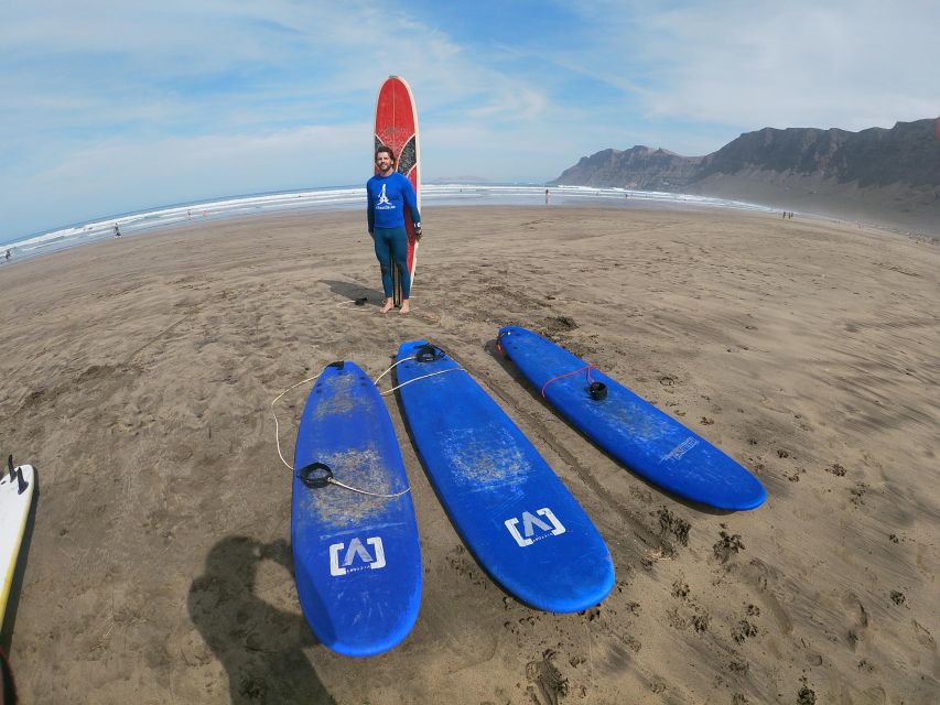 Famara Beach: Surfing Lessons with Videos - Theory on the beach: the fast setup that makes your first stands possible