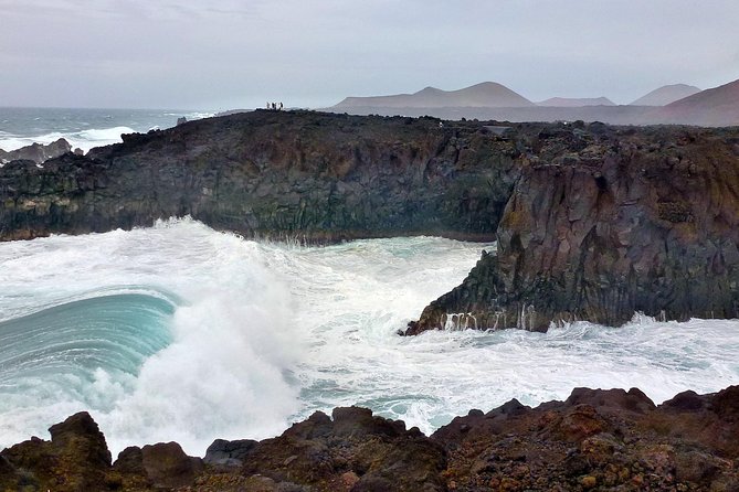 Grand Tour Lanzarote Experience : The Landscape Footprint - Lago Verde, Los Hervideros, and La Geria Photo Moments