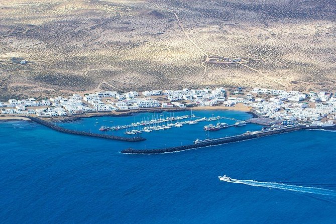 La Graciosa at your leisure (bus transfer and return ferry ticket) - Price and Logistics