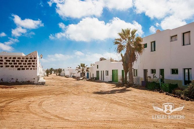 La Graciosa at your leisure (bus transfer and return ferry ticket) - Your 5 hours on La Graciosa: beaches, sand roads, and Caleta de Sebo