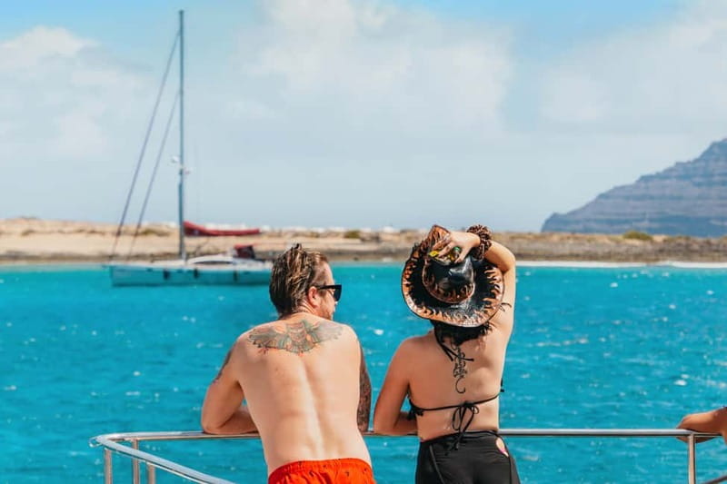 La Graciosa: Island Cruise with Lunch and Water Activities - Boarding moments: mojito welcome and onboard atmosphere