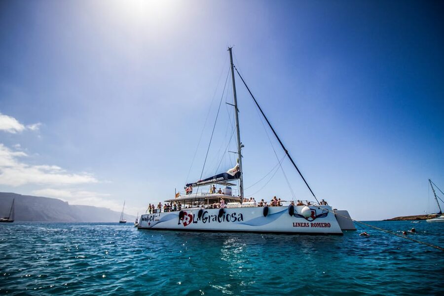 La Graciosa: Island Cruise with Lunch for Cruise Passengers - French Beach + mojito: the start of the party on a working catamaran