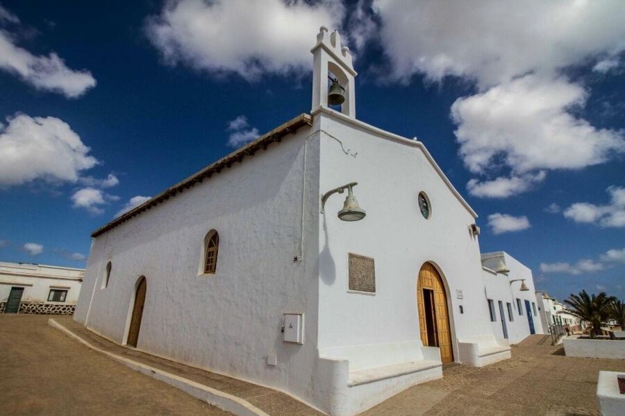 La Graciosa: Island Cruise with Lunch for Cruise Passengers - Lunch onboard: paella, fresh fruit, and unlimited bar drinks