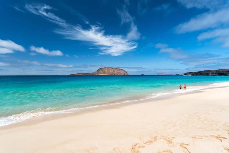 La Graciosa: Rent your ELECTRIC BIKE and explore the island at your own pace. - Caletón de los arcos: a volcanic tube that meets the sea