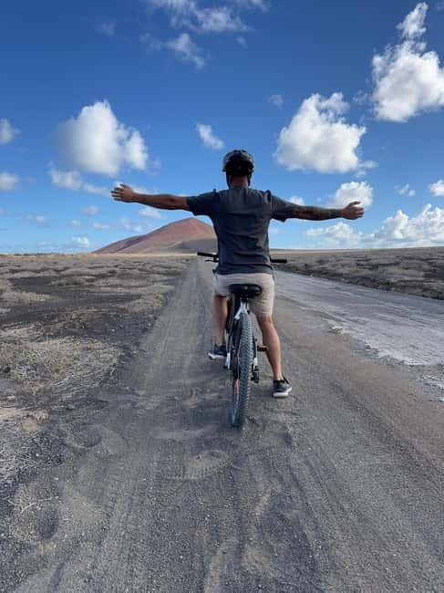 La Graciosa: Rent your ELECTRIC BIKE and explore the island at your own pace. - Amber Beach dunes in the north: sand, wind, and a different side of the island