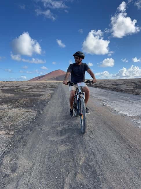 La Graciosa: Rent your ELECTRIC BIKE and explore the island at your own pace. - Electric bikes plus unpaved roads: what to expect from the ride quality
