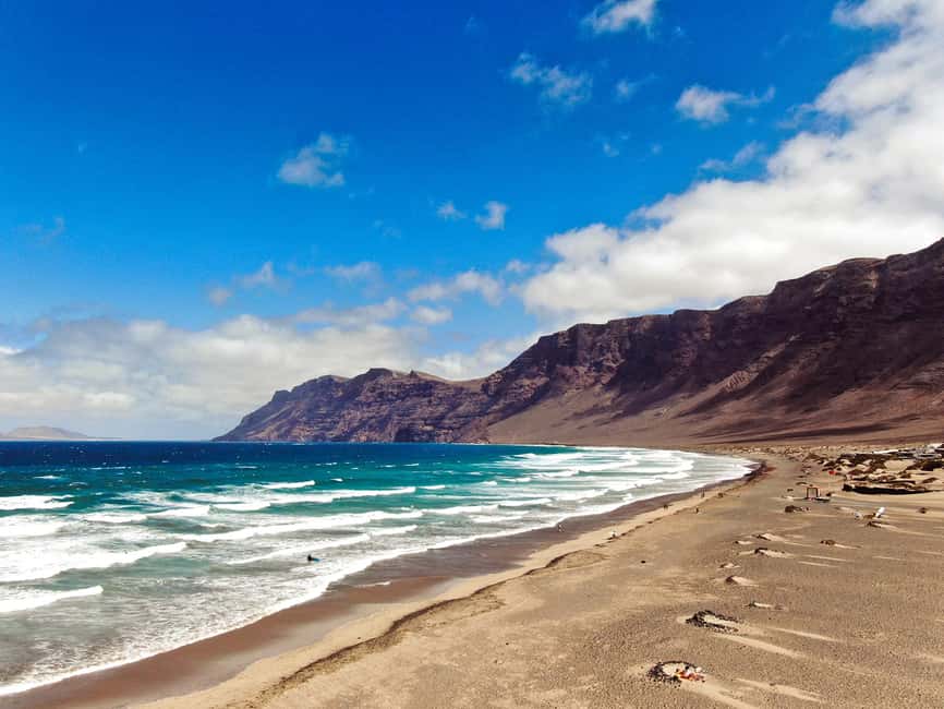 Lanzarote: 2 or 4 Hour Surf Lessons in Famara - Transfers and Small Groups: Getting Personalized Coaching