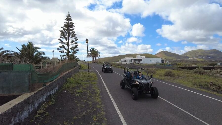 Lanzarote: Mix tour Guided Buggy Volcano Tour 4 or 6 seater - What the 2–3 hours feels like: pacing, driver swaps, and photo stops