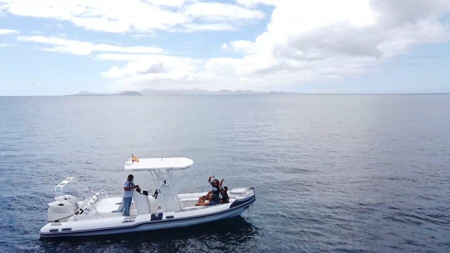 Lanzarote: Private boat Trip 2:30h - Snorkel Equipment and Life Jackets: Comfort on a Speedboat