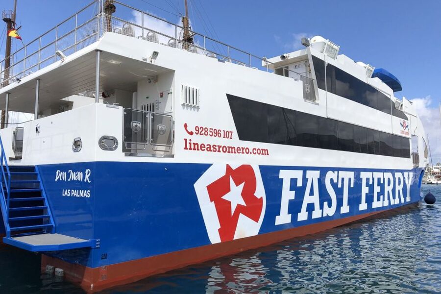Lanzarote: Return or 1-Way Ferry to Fuerteventura with Wifi - Return or one-way ferry: choose the day that fits your route