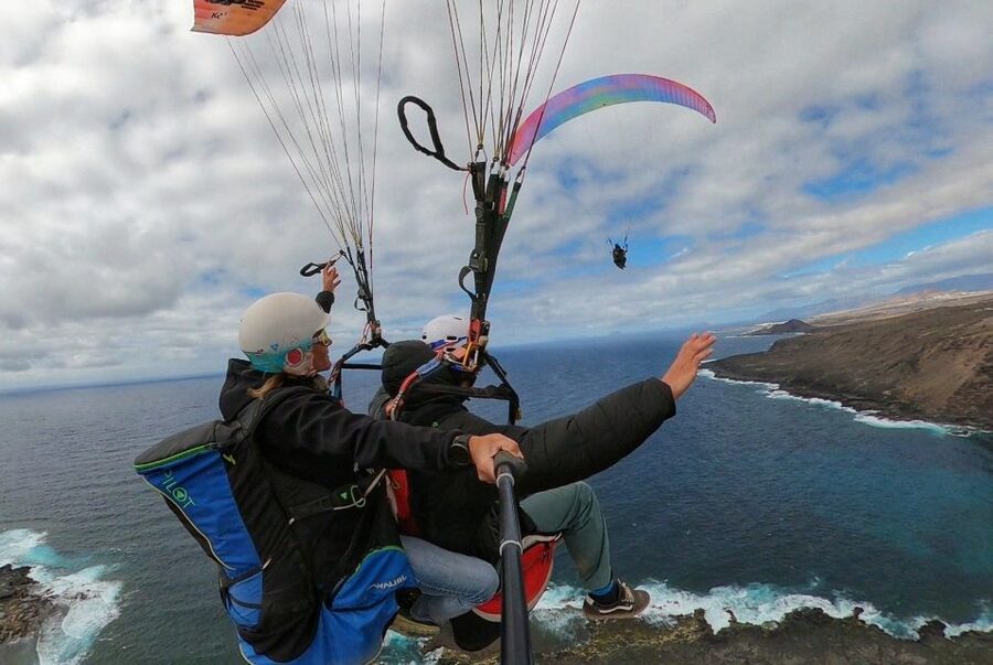 Lanzarote: Tandem Paragliding - Takeoff in real life: a few steps, then the wing does the work