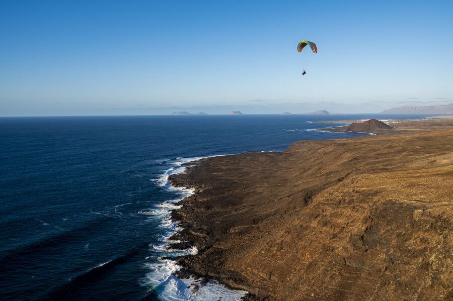 Lanzarote: Tandem Paragliding Flight Over Lanzarote - Where and when you meet: wind decides the plan