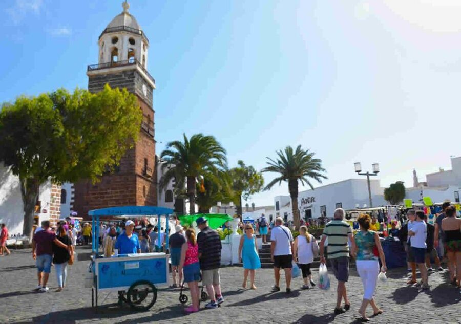 Lanzarote: Teguise Handicraft Market and La Graciosa Island - Teguise Handicraft Market on Sunday: shopping with atmosphere