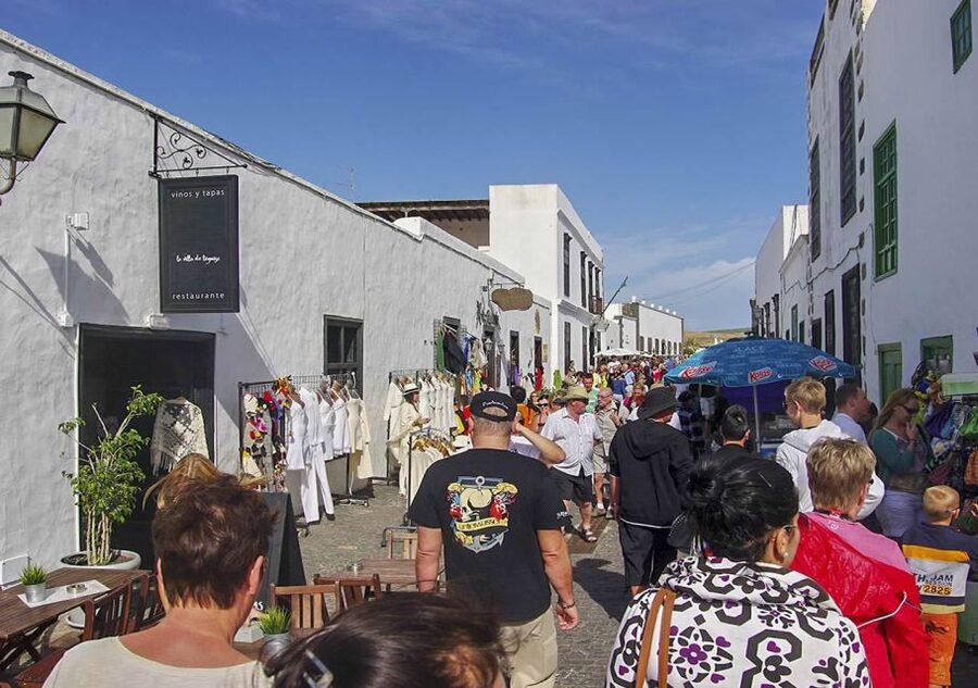 Lanzarote: Teguise Handicraft Market and La Graciosa Island - Órzola to La Graciosa: a quick crossing that changes the mood