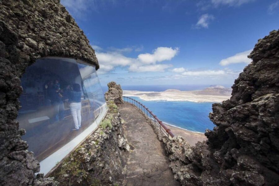 Lanzarote: Volcanic Landscapes Tour with Panoramic Views - Haría: The White Village in the Thousand Palms Valley