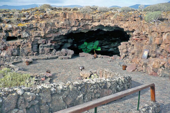 Private luxury Tour of Jameos del Agua and Cueva de los Verdes in Lanzarote - Jameos del Agua: Lava, Light, and César Manrique’s Touch