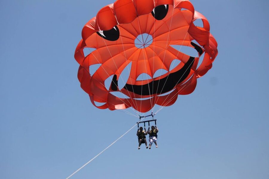 Puerto del Carmen: 10-Minute Parasailing Expereince - What happens when you meet in Puerto del Carmen