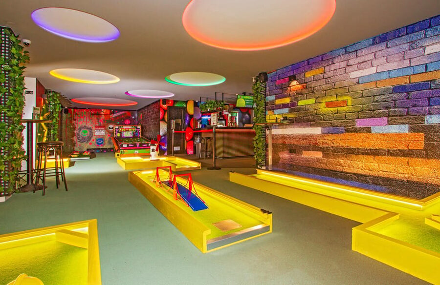 Puerto del Carmen: Indoor 18 hole Crazy Mini Golf Experience - The course itself: 18 holes of twists, turns, and sea-view fun
