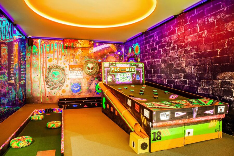 Puerto del Carmen: Indoor 18 hole Crazy Mini Golf Experience - Price and value: is $10 per person a fair deal?