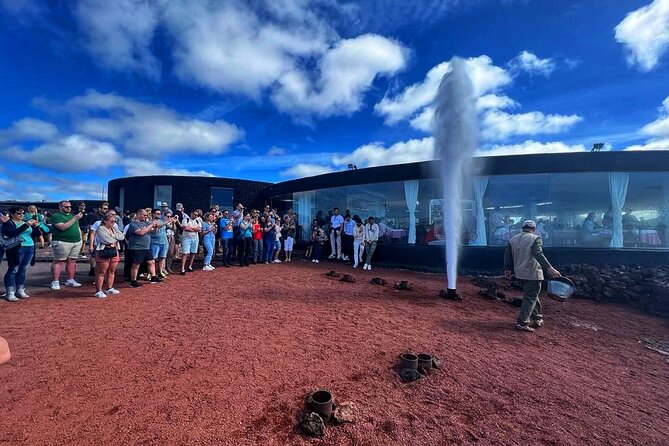 Tour to Timanfaya, Jameos del Agua, Cueva de los Verdes and viewpoint from the cliff - Meeting up and the bus rhythm (from 8:00 am onward)
