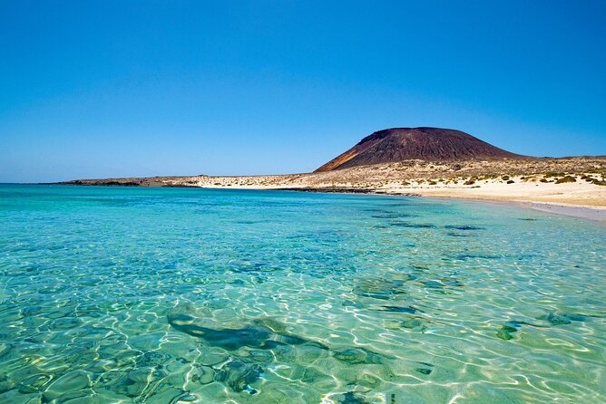 Traditional Canarian street market and marine reserve of La Graciosa - How to get the most out of the day
